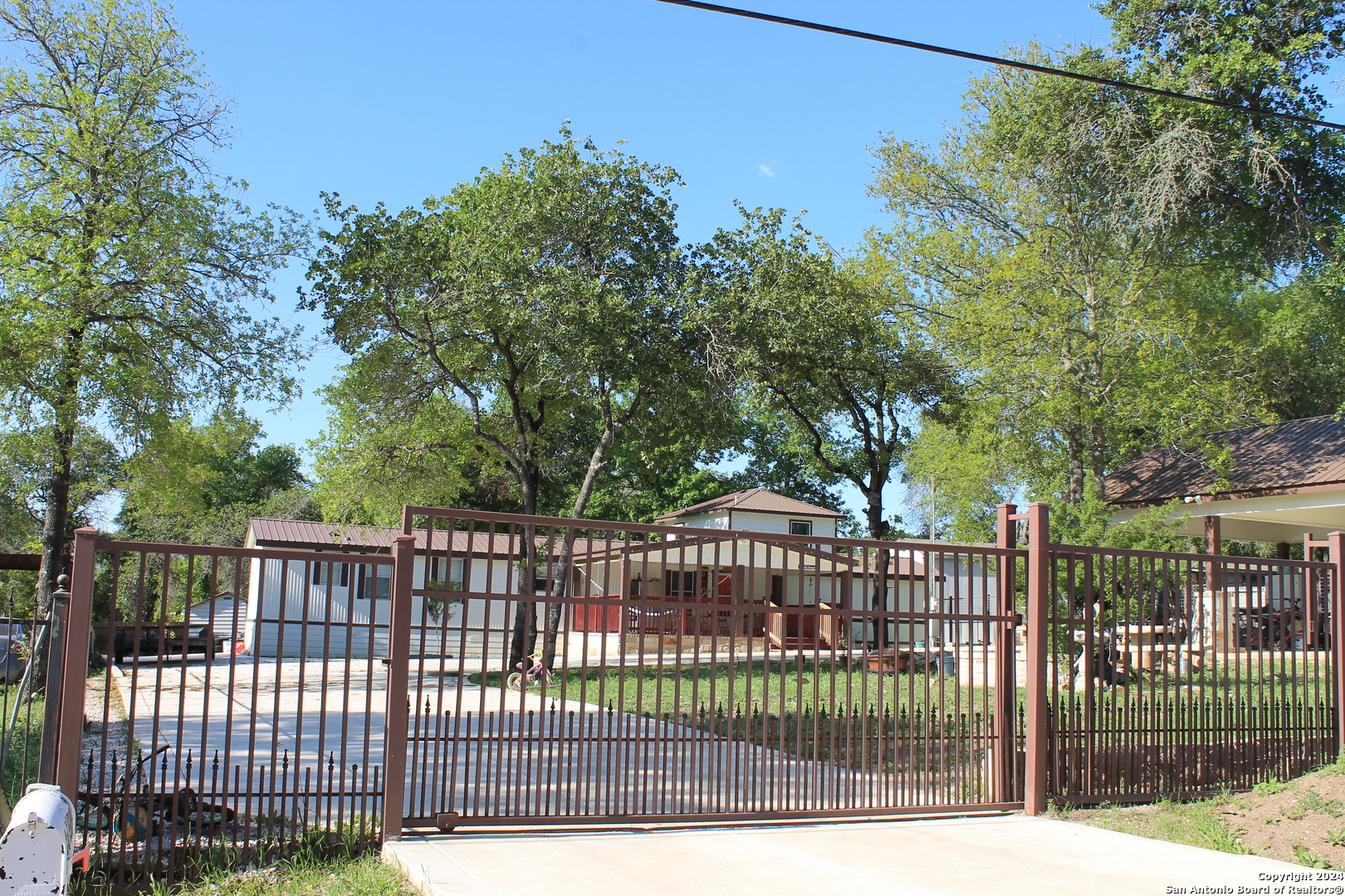 4426 LOST HILLS DR, Elmendorf, TX 