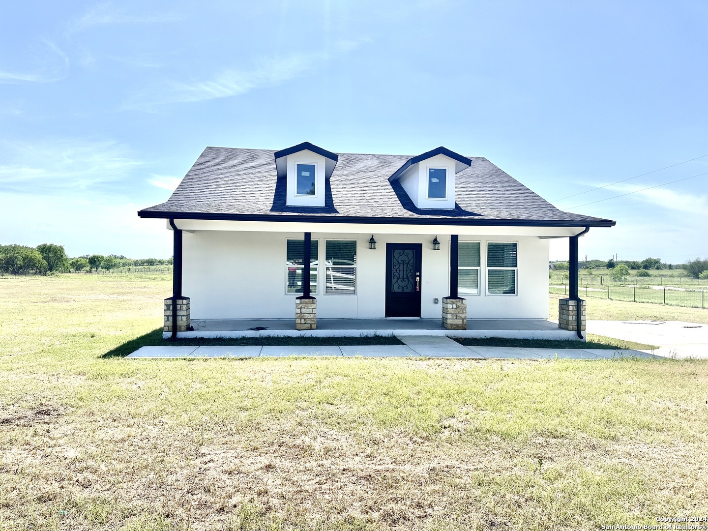 Photo of 577 County Rd 422 in Stockdale, TX