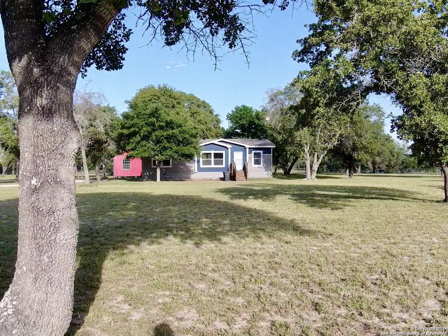 Photo of 251 County Rd 7812 in Natalia, TX