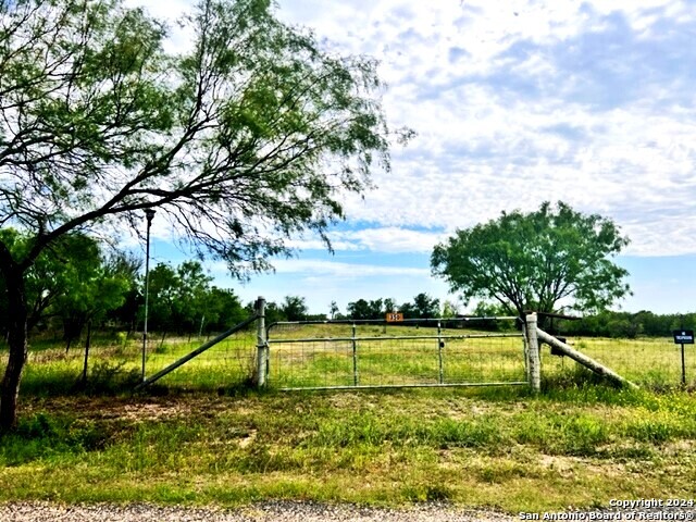 Photo of 350 County Rd 5781 in Castroville, TX