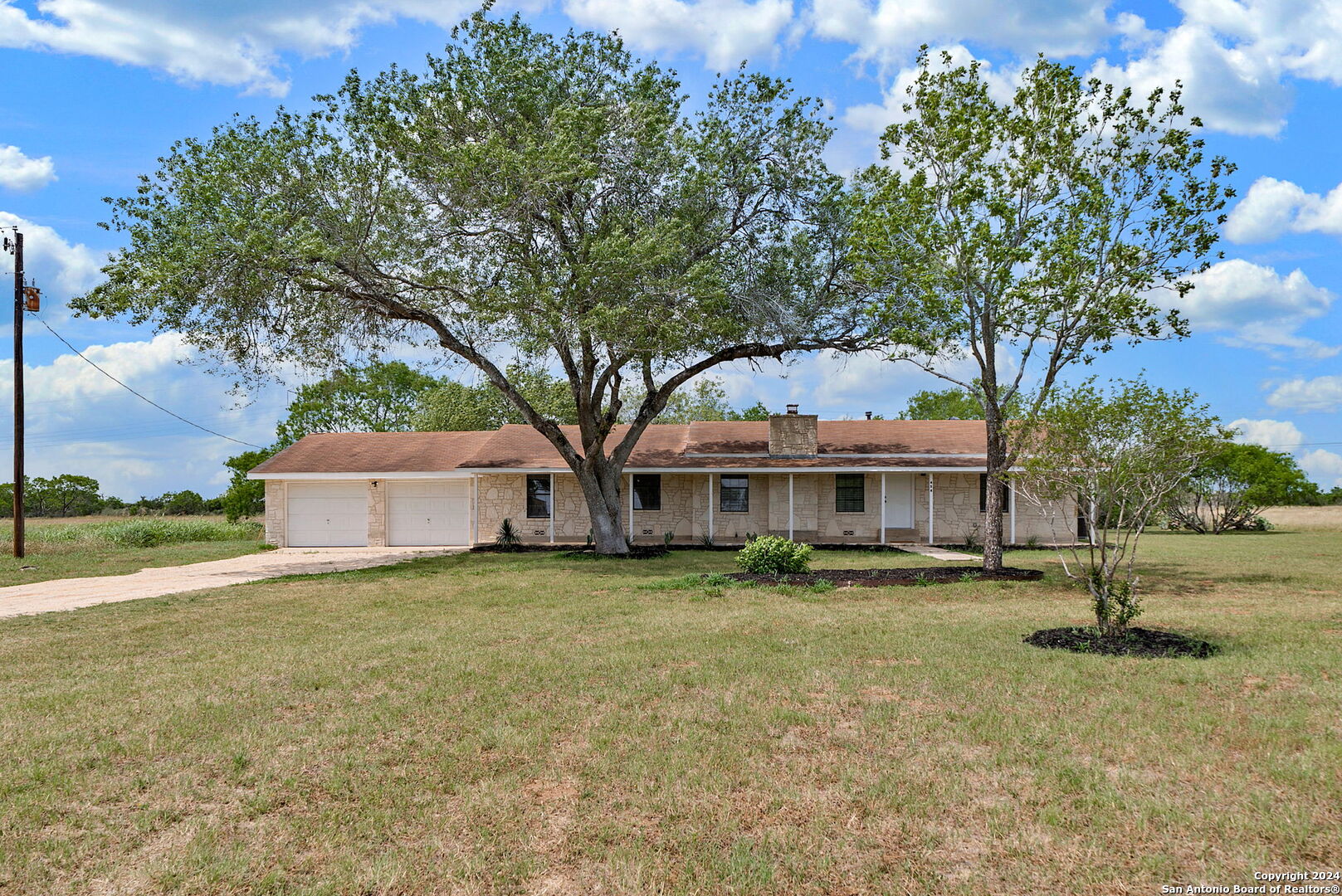 Photo of 454 County Rd 223 in Floresville, TX