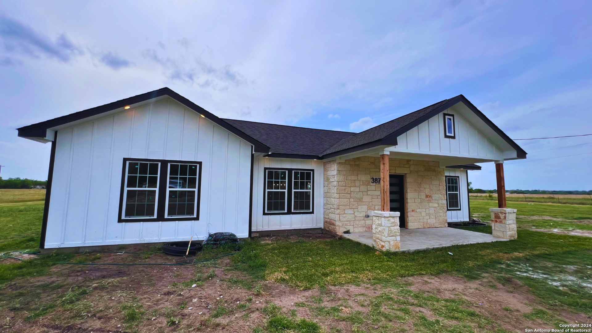 Photo of 387 County Rd 6712 in Natalia, TX