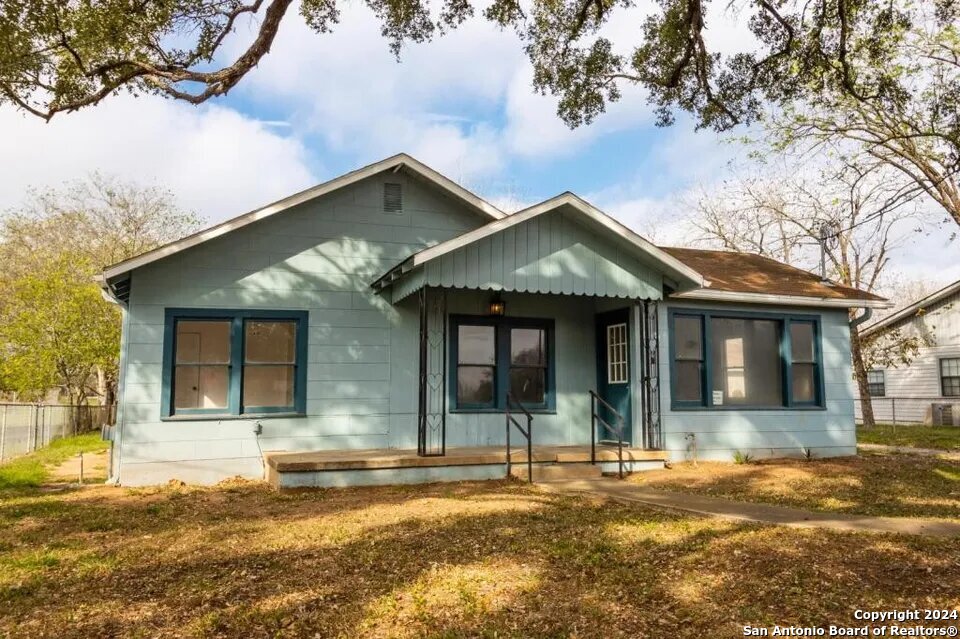 Photo of 719 Kelly St in Poteet, TX