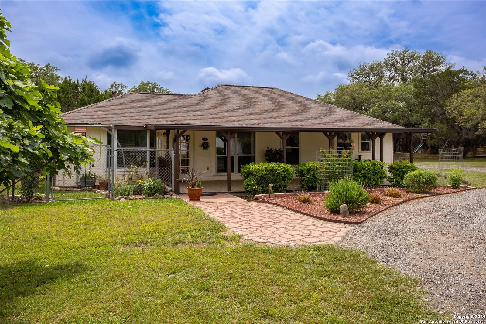 Photo of 4853 English Crossing Rd in Pipe Creek, TX
