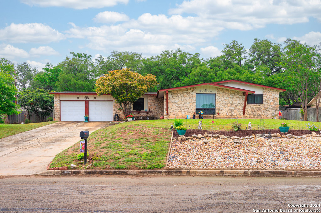 Photo of 113 Meadow Wy in Universal City, TX