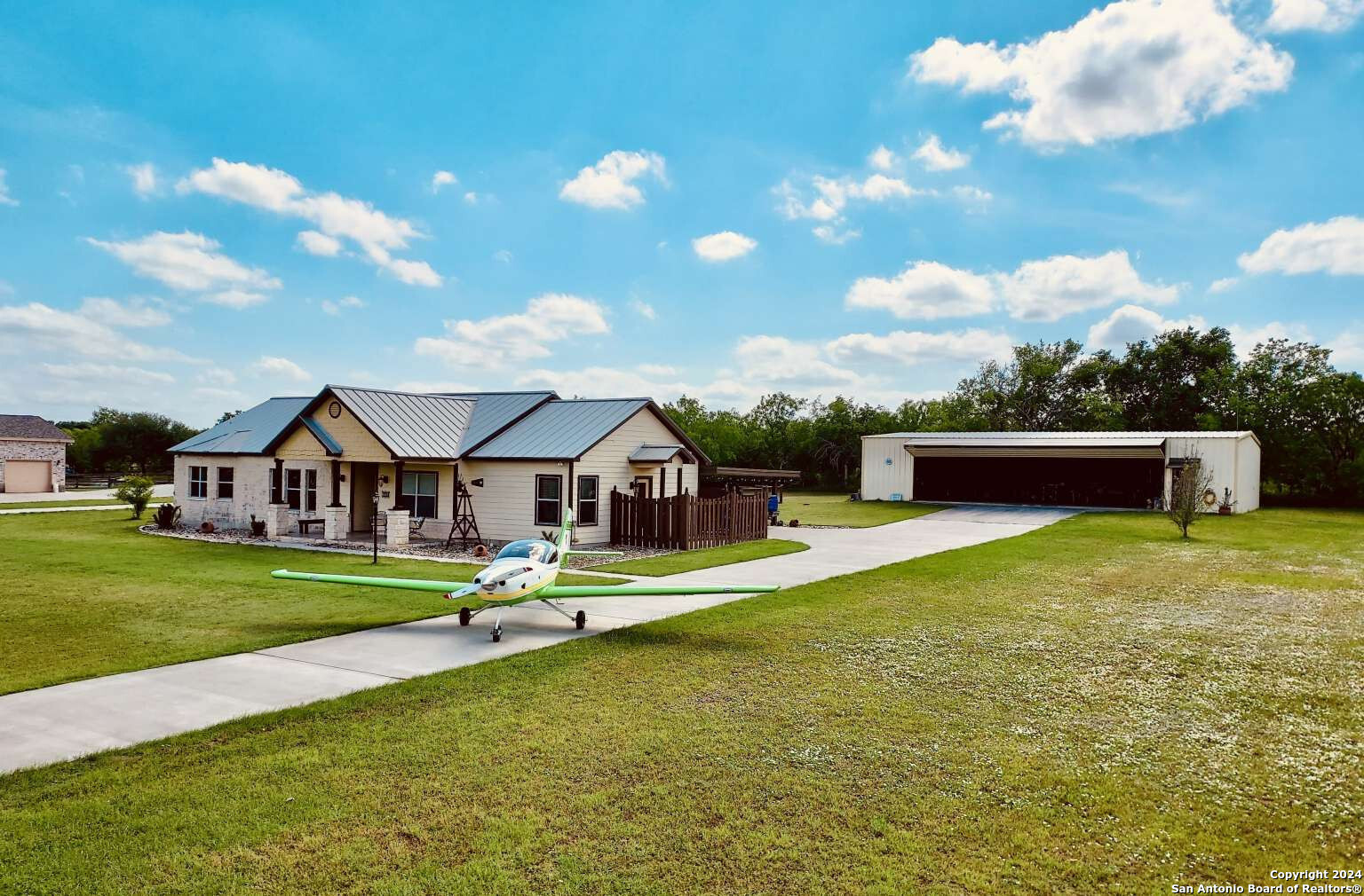 Photo of 326 Tailwind Dr in Seguin, TX