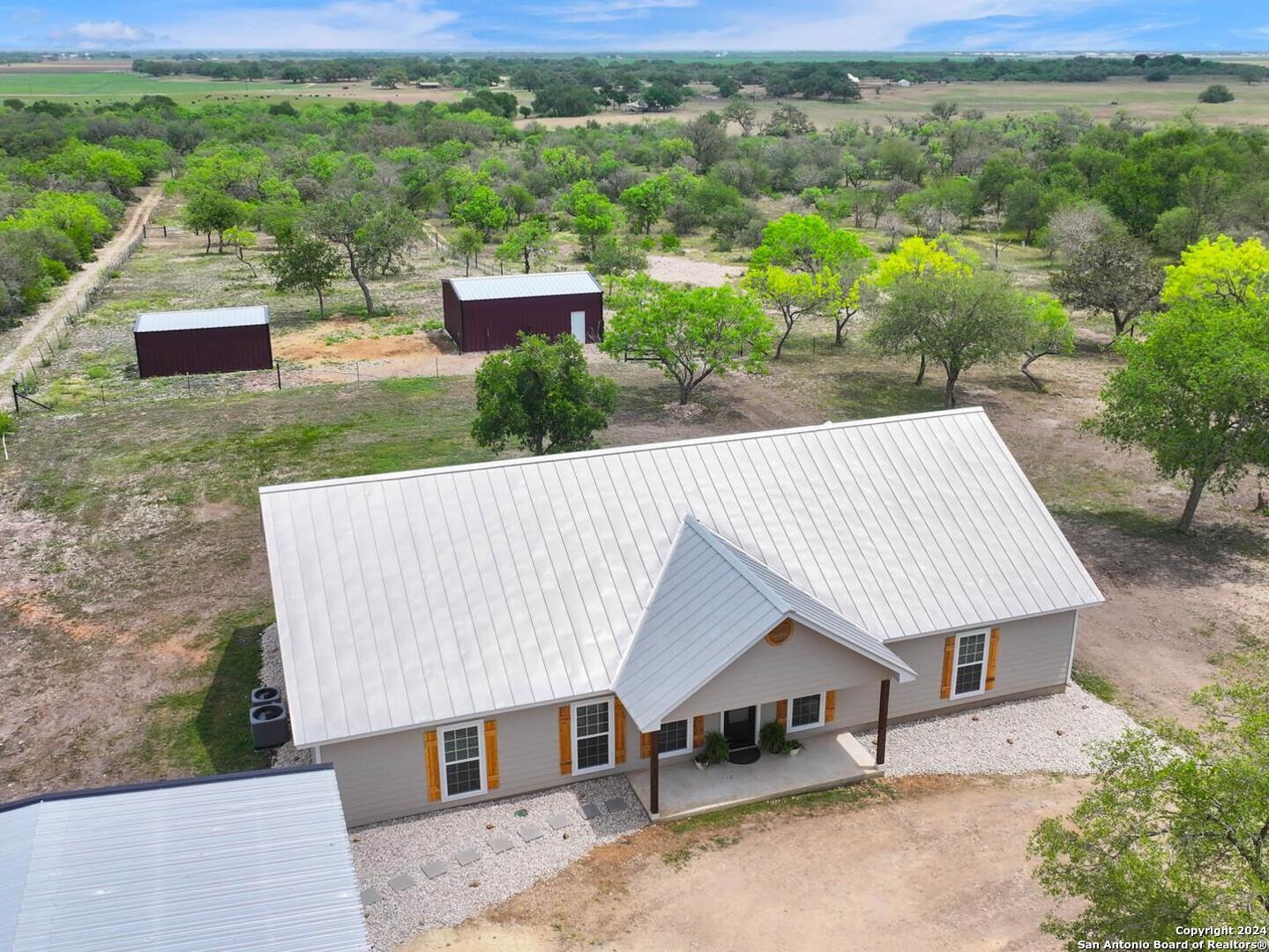 Photo of 1175 County Rd 421 in Hondo, TX