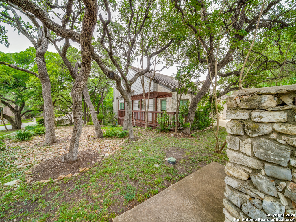 Beautifull 4/3/1 condo in NC San Antonio with easy access to 1604, 281 and shopping.   Featuring 4 BR, 3 BA, study, loft and game room, two living rooms, covered patio. All in 2,900 square feet. HOA will replace wood main entrance.