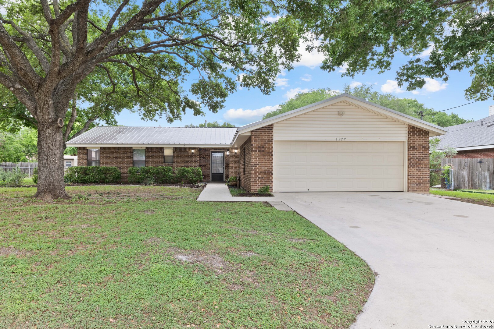 Photo of 1327 Summerwood Dr in New Braunfels, TX