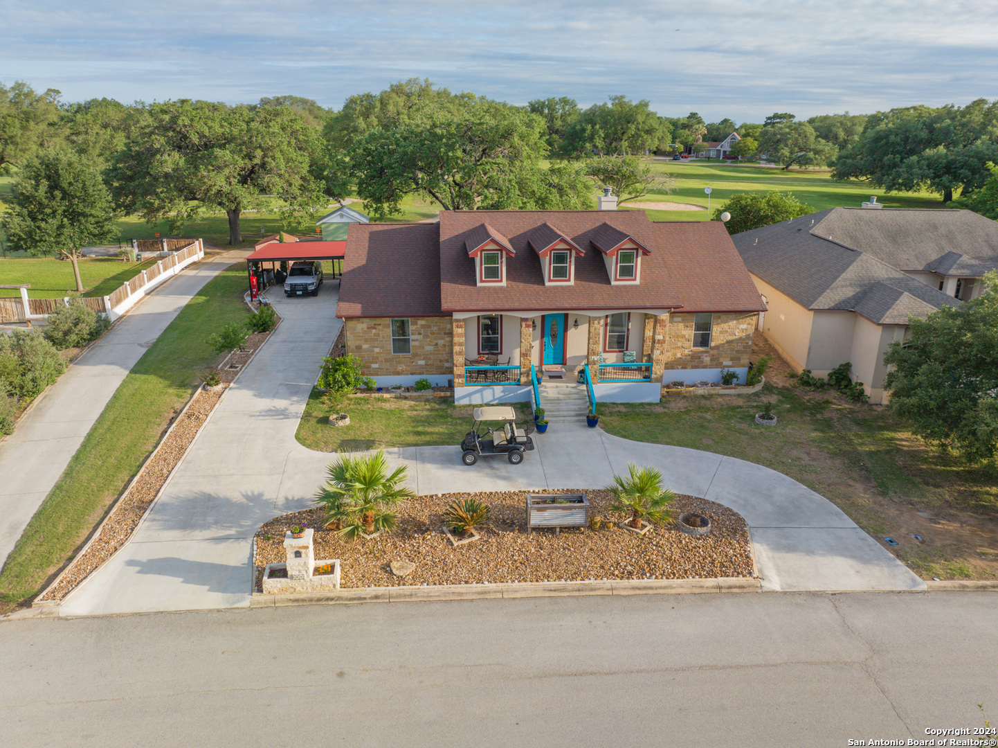 Photo of 614 Jack Nicklaus Dr in Devine, TX