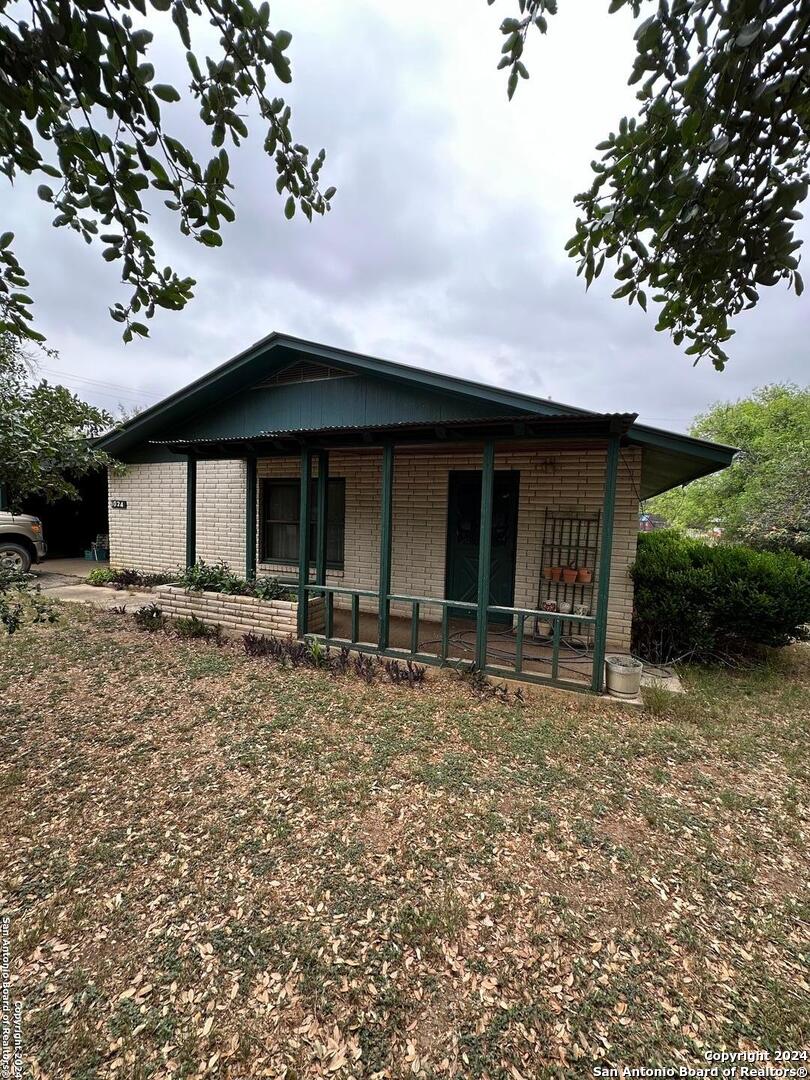 Photo of 1024 Center St in Sabinal, TX