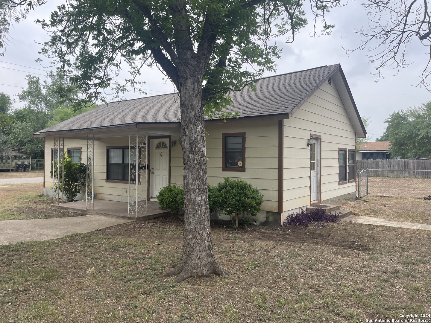 Photo of 1151 30th St in Hondo, TX