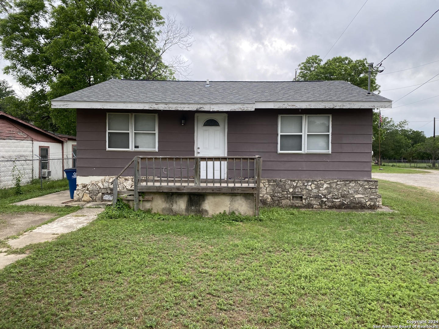 Photo of 809 5th in Floresville, TX