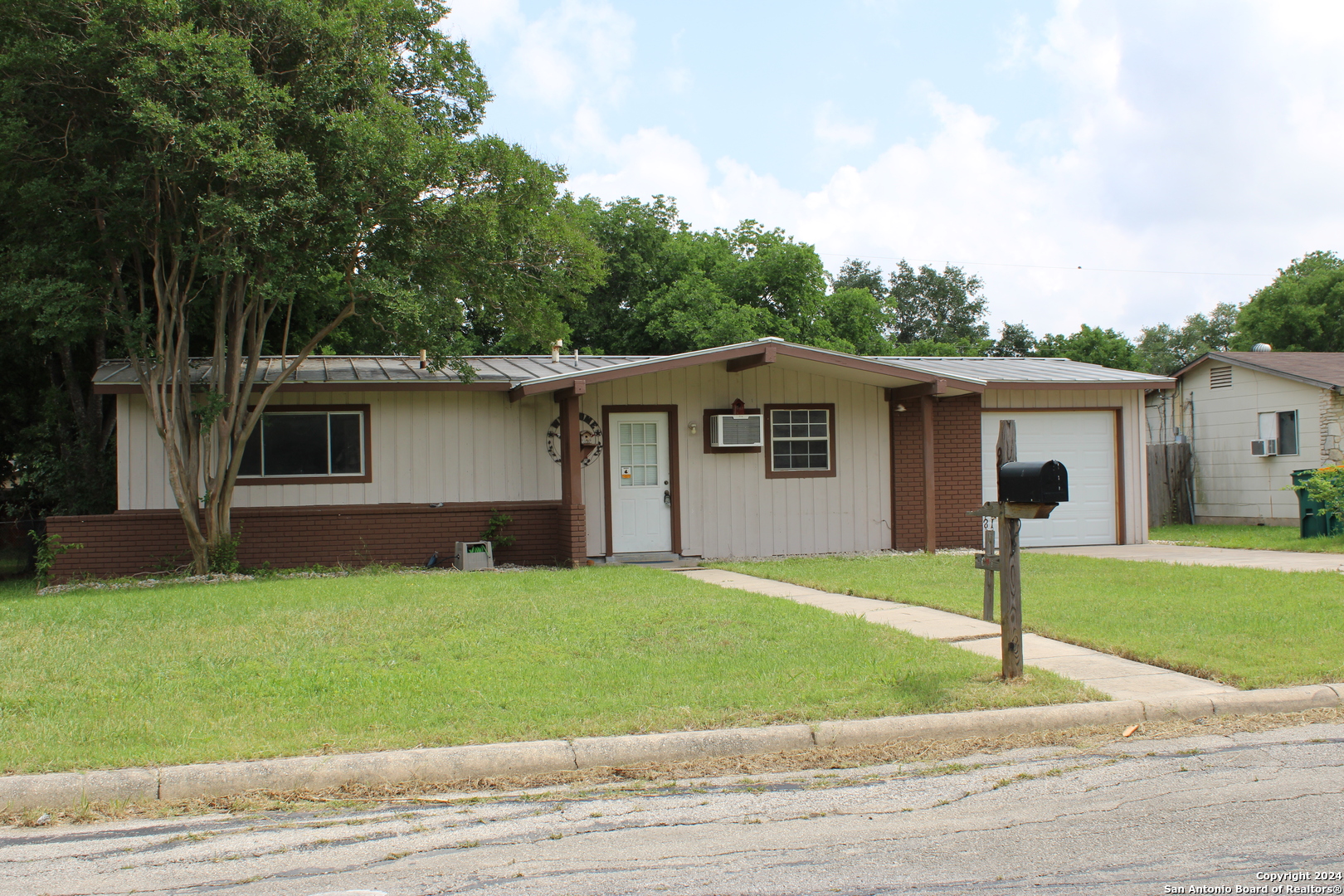 Photo of 238 Park Ln in Universal City, TX