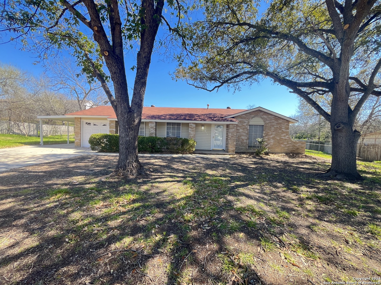 Photo of 210 Woodview Dr in Live Oak, TX