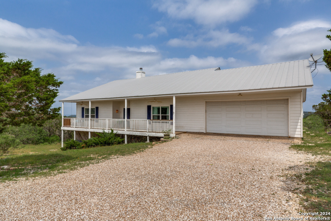 Photo of 1245 County Rd 2744 in Mico, TX