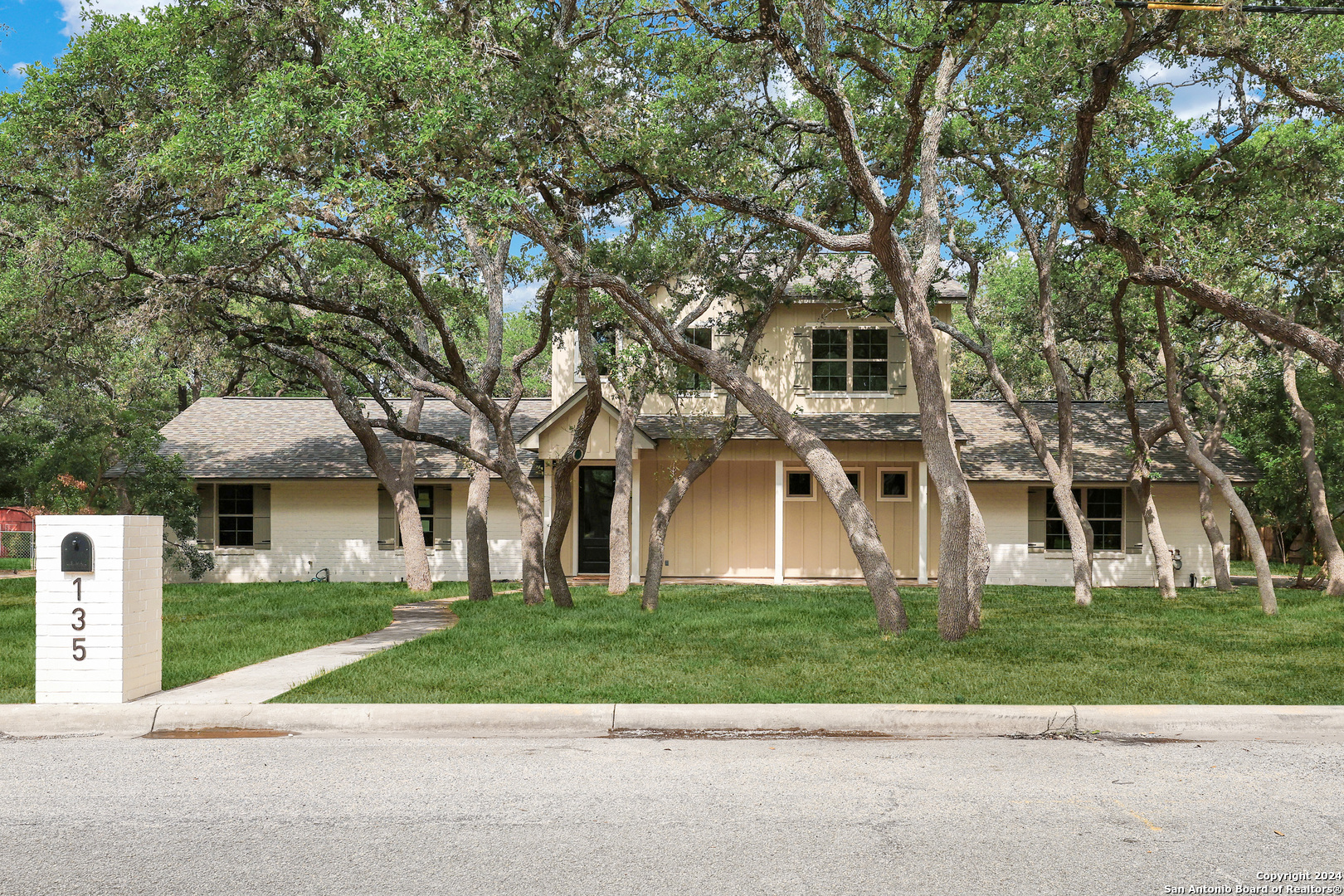 Photo of 135 Canyon Crk in Hollywood Park, TX