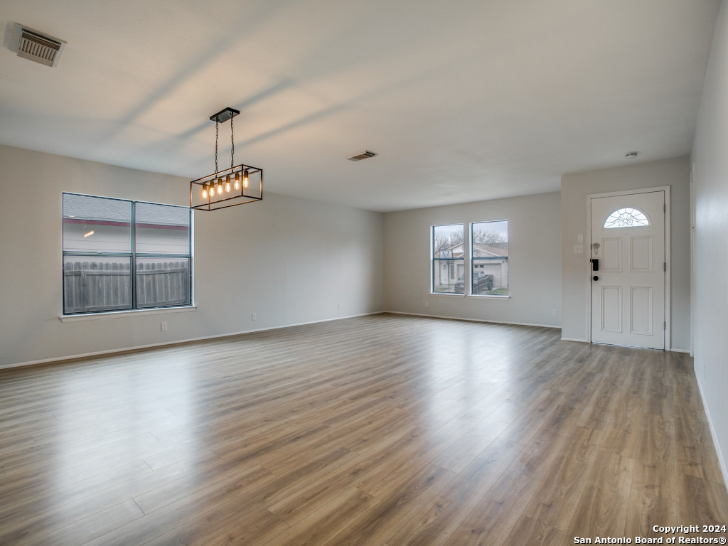 8307 PINE MEADOW DR   Converse TX 78109-3305