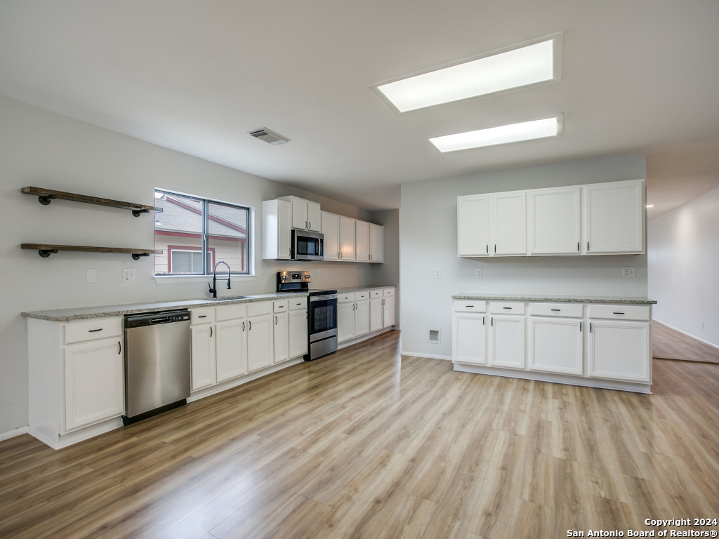 8307 PINE MEADOW DR   Converse TX 78109-3305