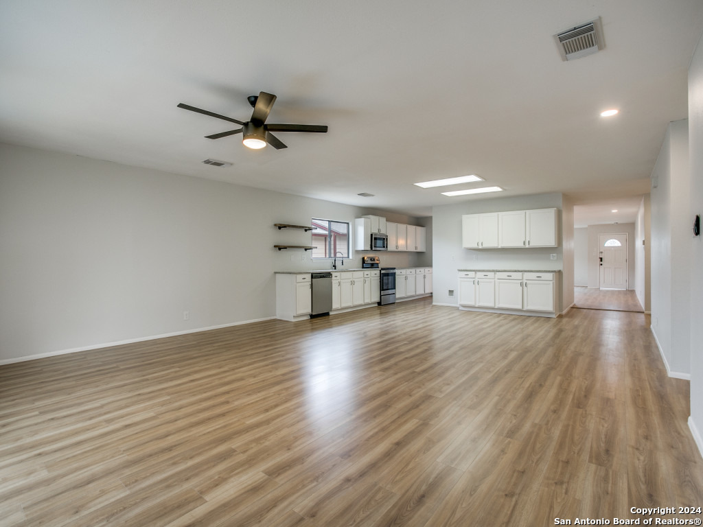 8307 PINE MEADOW DR   Converse TX 78109-3305