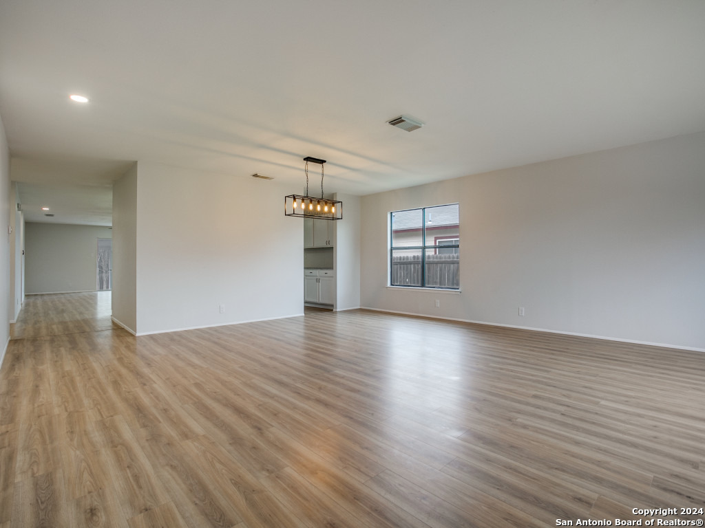8307 PINE MEADOW DR   Converse TX 78109-3305