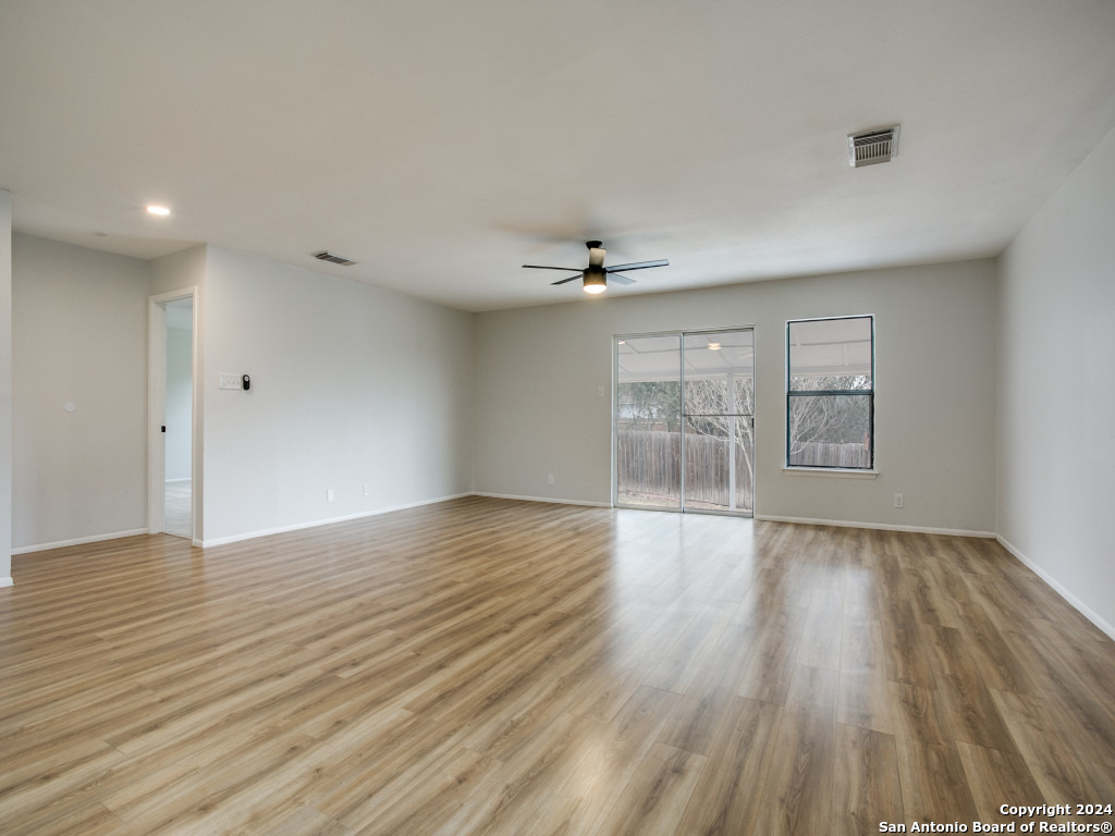 8307 PINE MEADOW DR   Converse TX 78109-3305