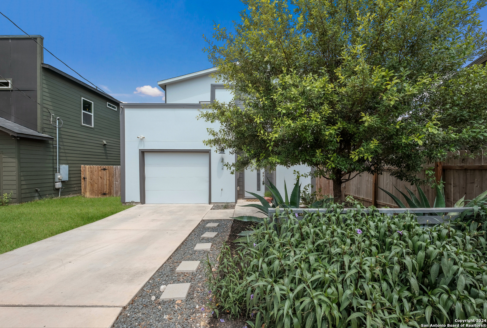 Photo 2 of Sale Pending at 812 N Gevers St, San Antonio, TX 78202 | MLS# 1873272 | Listing updated on 2025-09-13