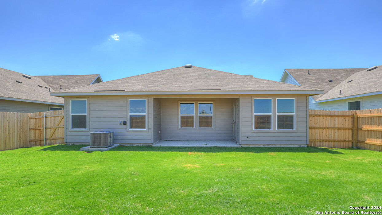 1009 VILLAGE RUN, Seguin, TX 78155