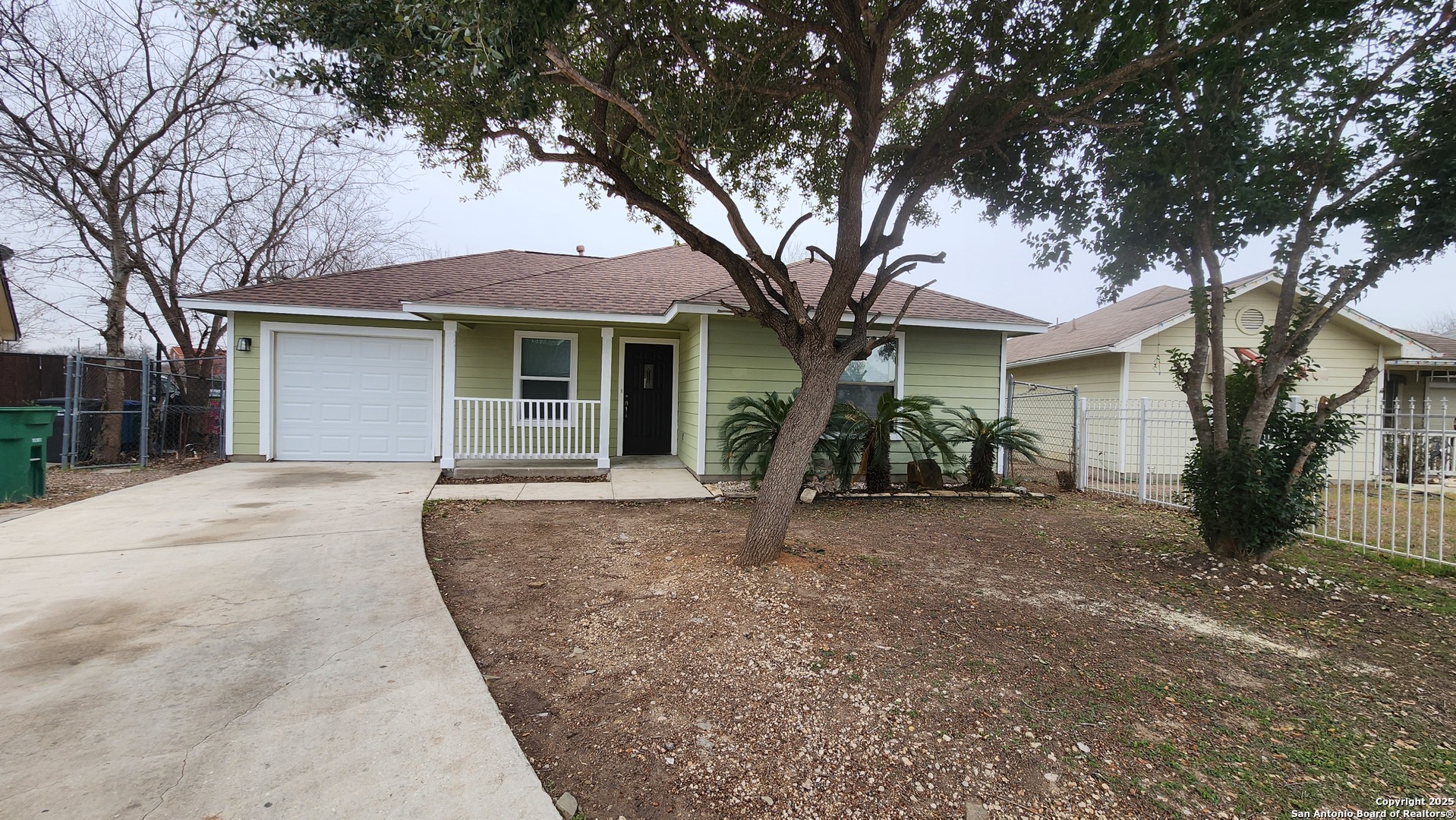 542 Pharis St Listing Cover Image