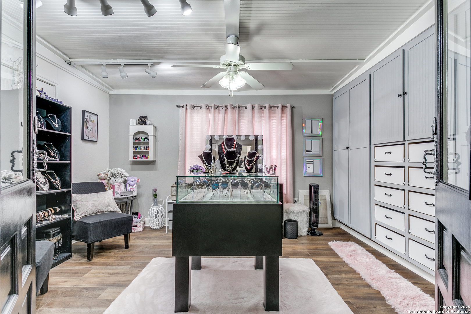 Room/Walk in/Office space