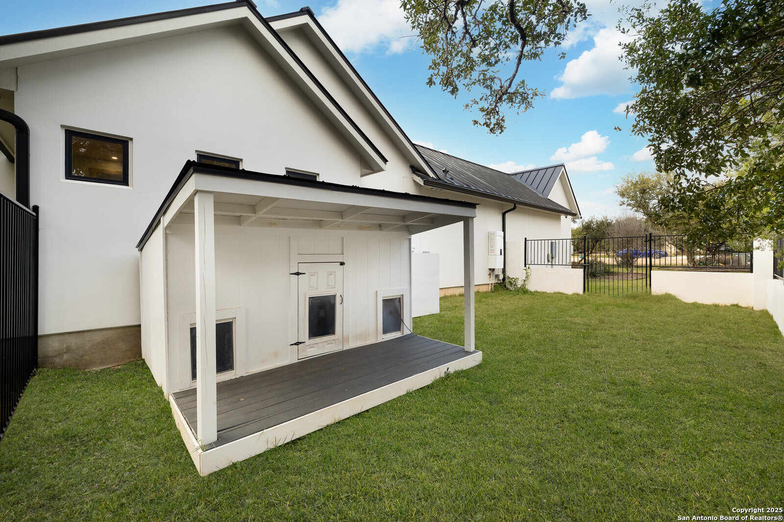 Fenced dog run/dog house 