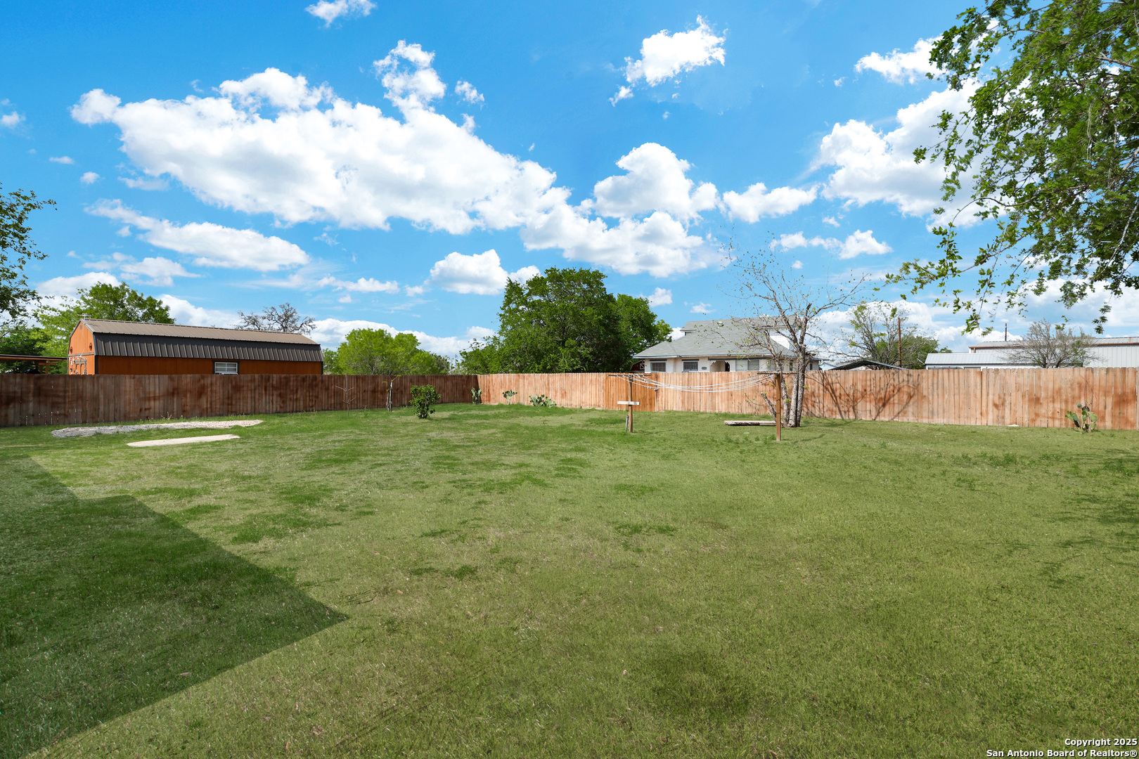 507 HAYDEN AVE, Devine, TX 78016