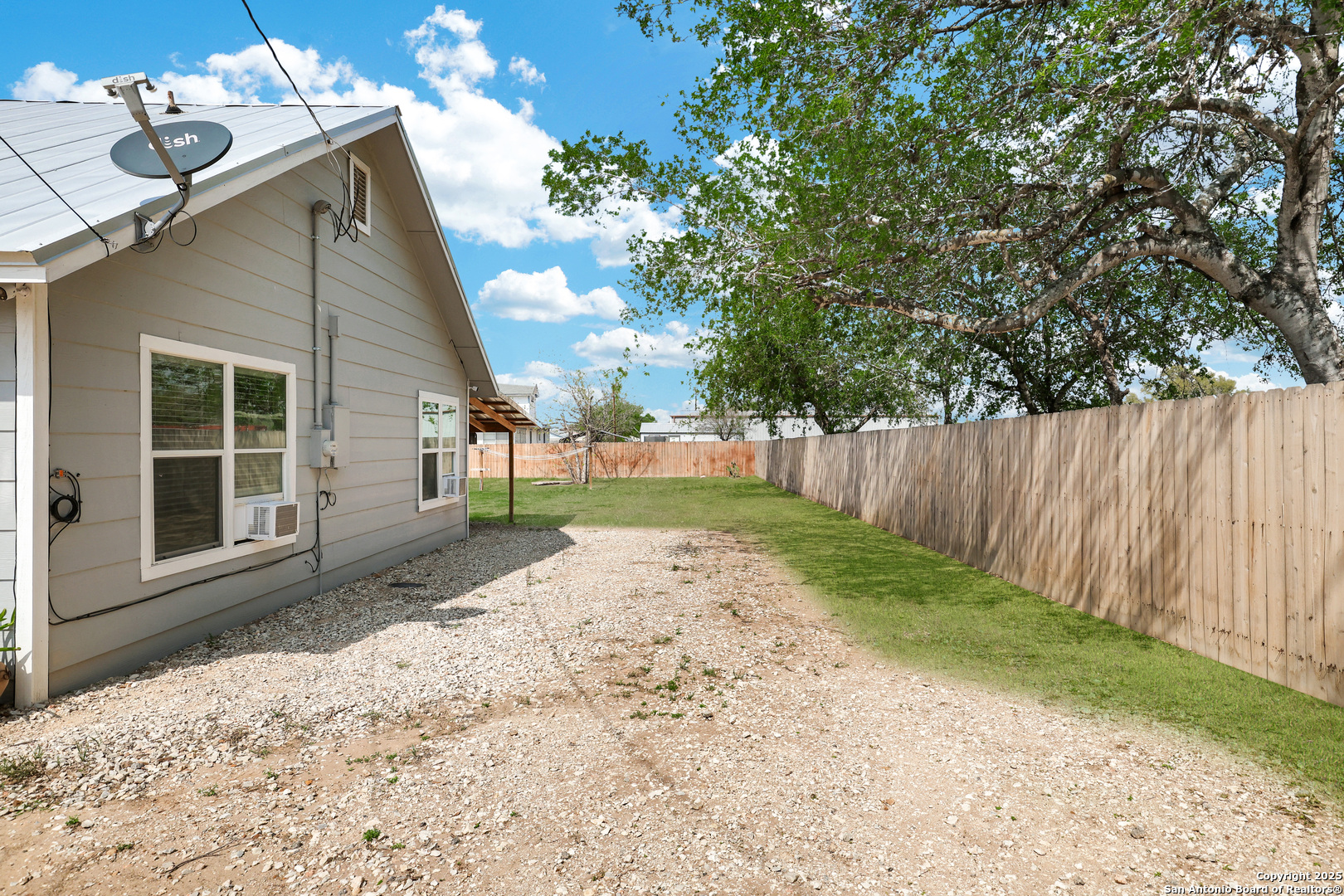 507 HAYDEN AVE, Devine, TX 78016