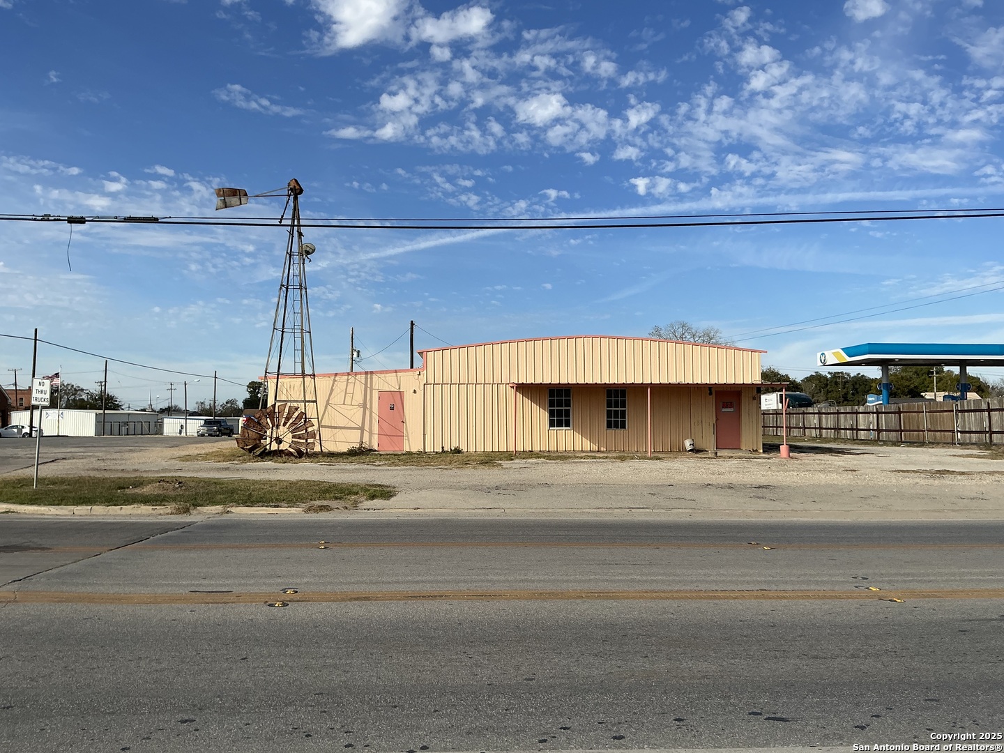 Perfect Location for a Restaurant, Retail or Office Space. Located on the main thoroughfare between San Antonio and Victoria. High traffic location.