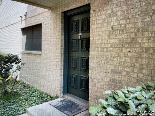 Lovely Condo in a gated community, and great LOCATION! it's on the ground floor, 2 bedrooms 2 full baths, pool and tennis courts, close to Walmart and HEB, 10 minutes from the airport, between loop 410 and loop 1604 few blocks from Wurzbach.