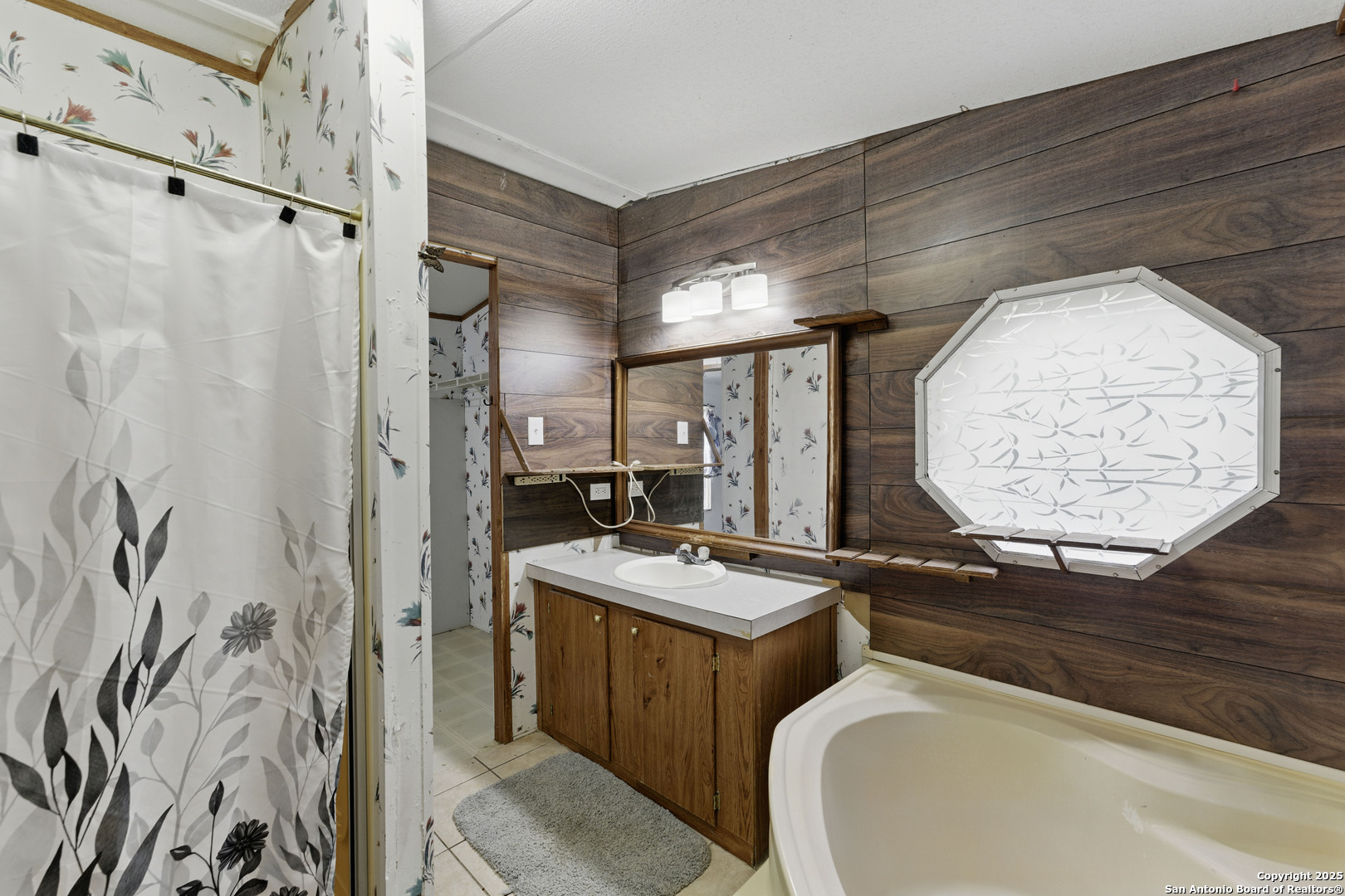 Primaty Bathroom w/separate shower and tub