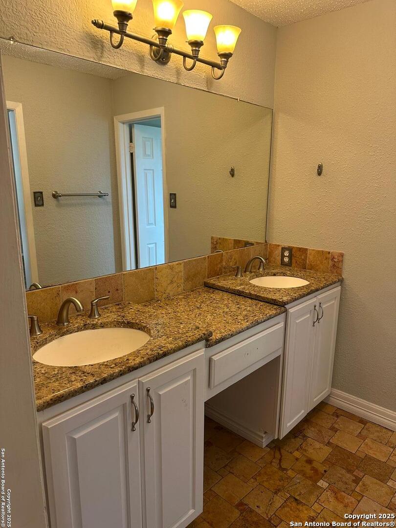 8573 ECHO CREEK LN, San Antonio, TX 78240