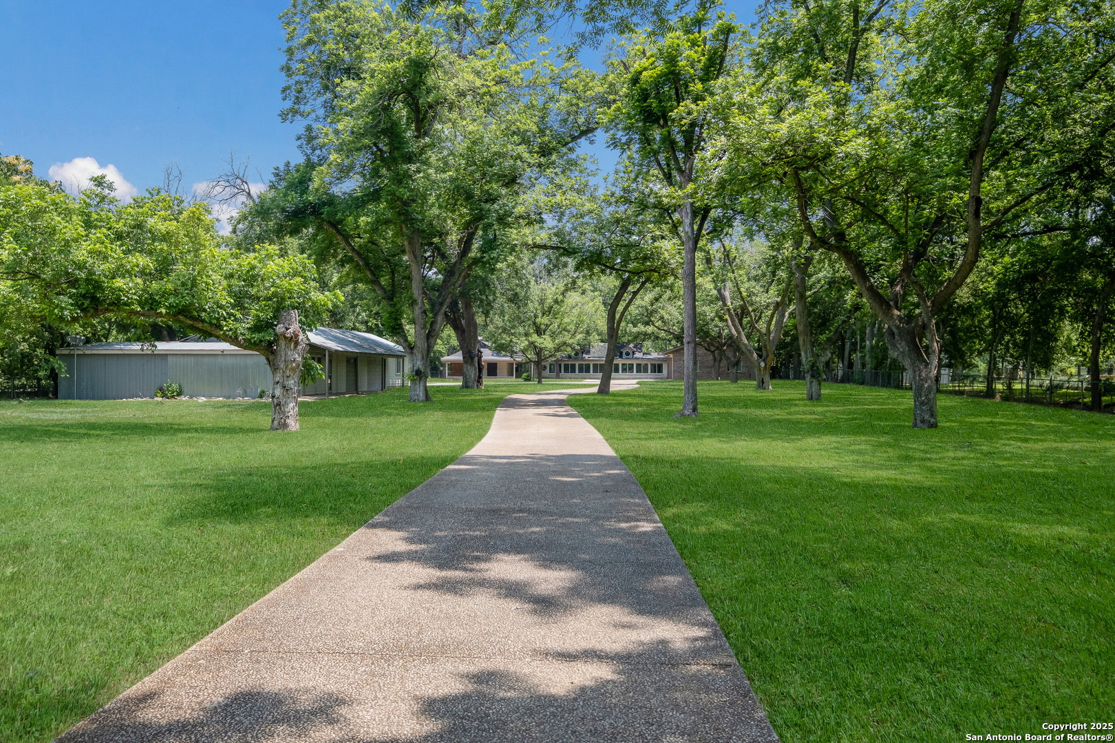 Gorgeous Drive into the property