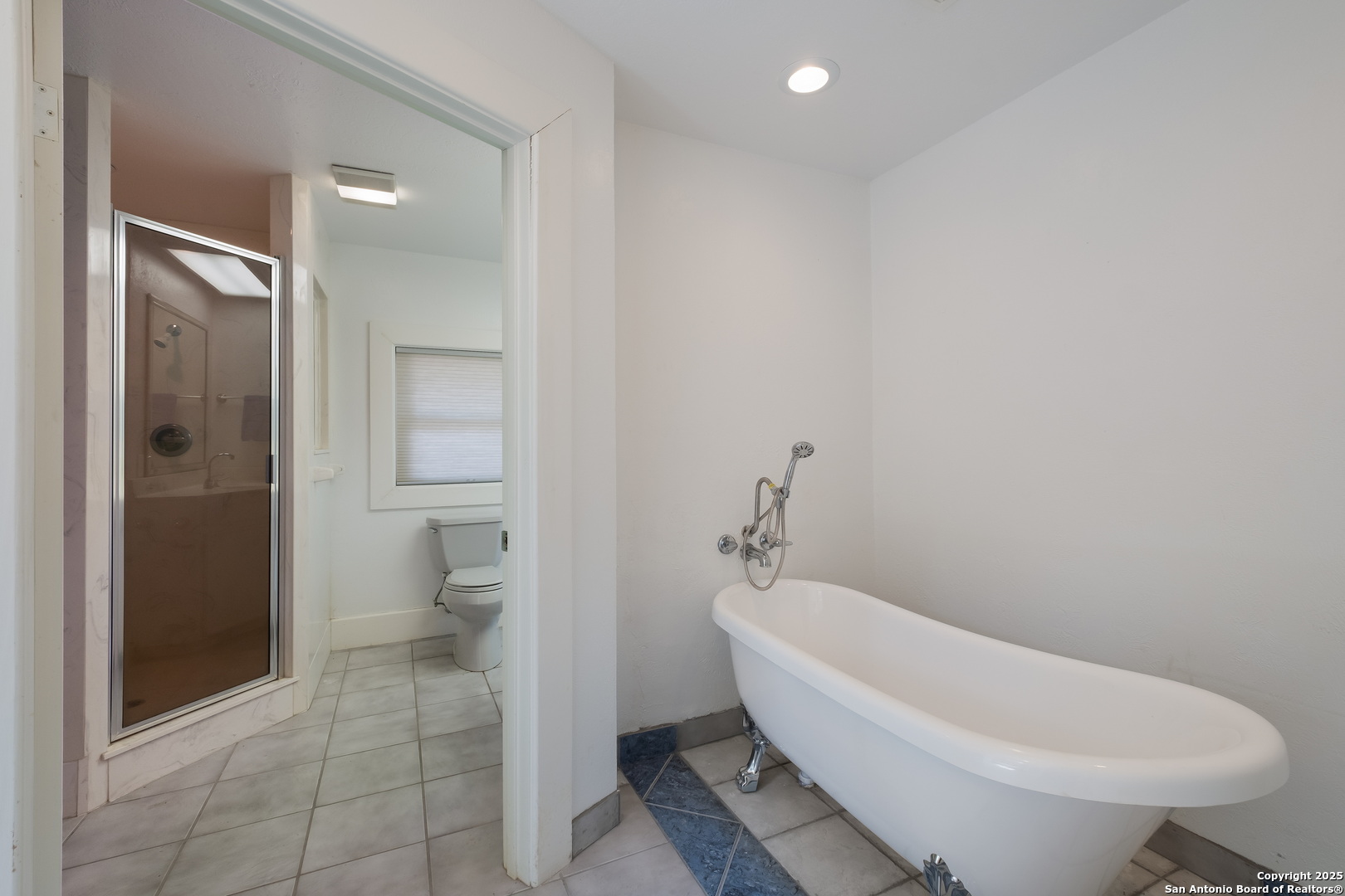 Main House Bathroom 2 Tub