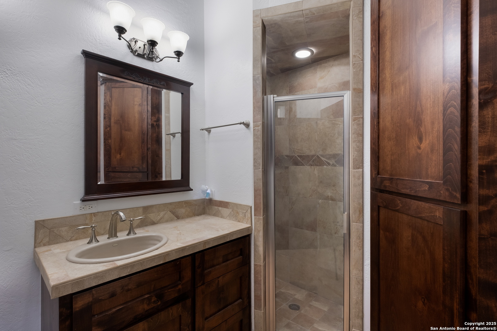 River House full bathroom