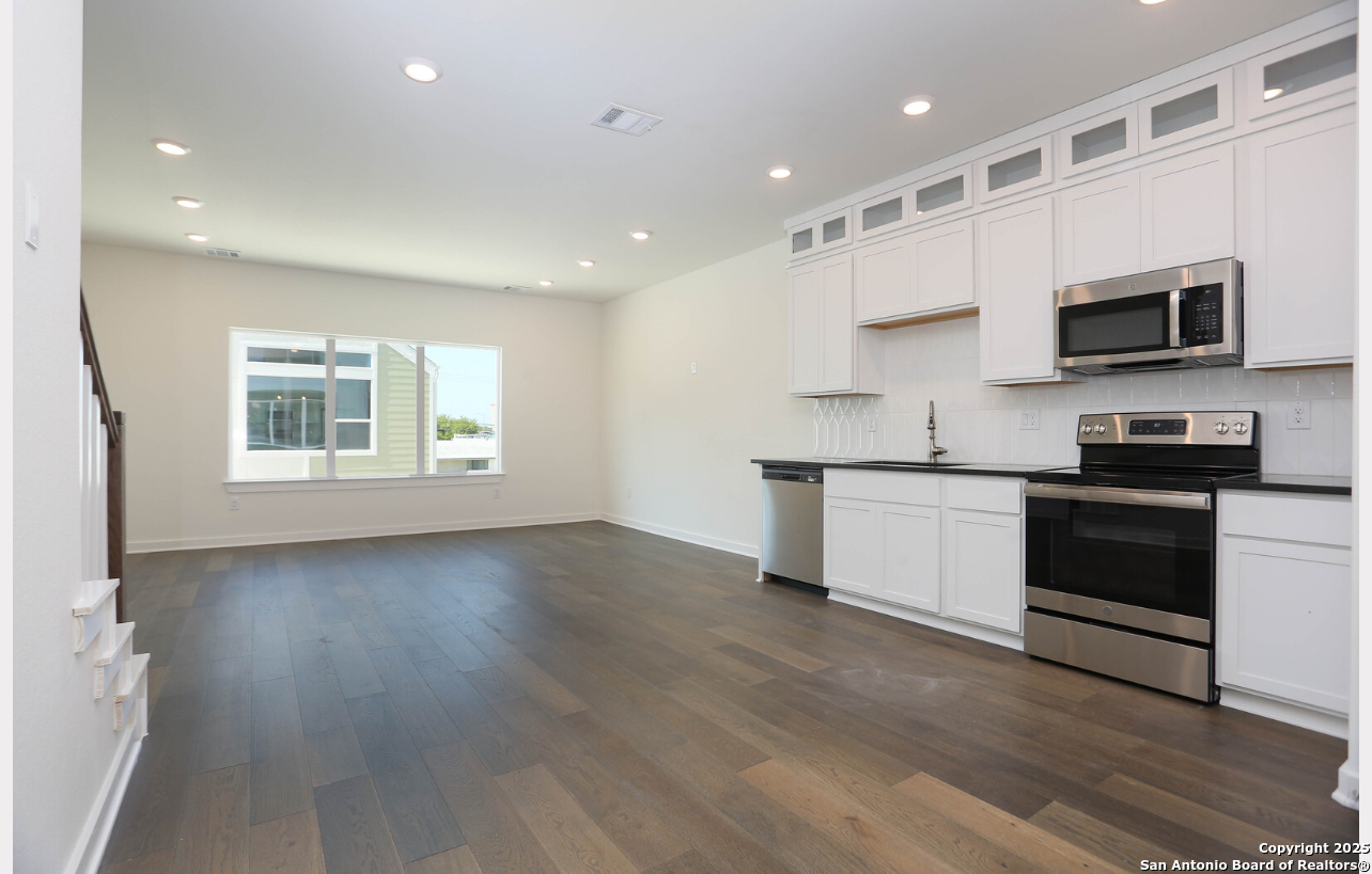 310 W Evergreen St #115, San Antonio, TX 78212
