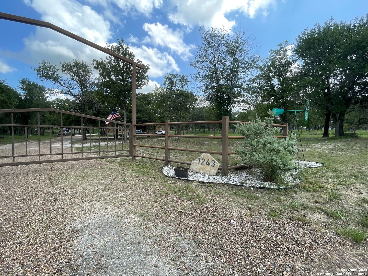 1243 MORNING GLORY LN, Adkins, TX 78101