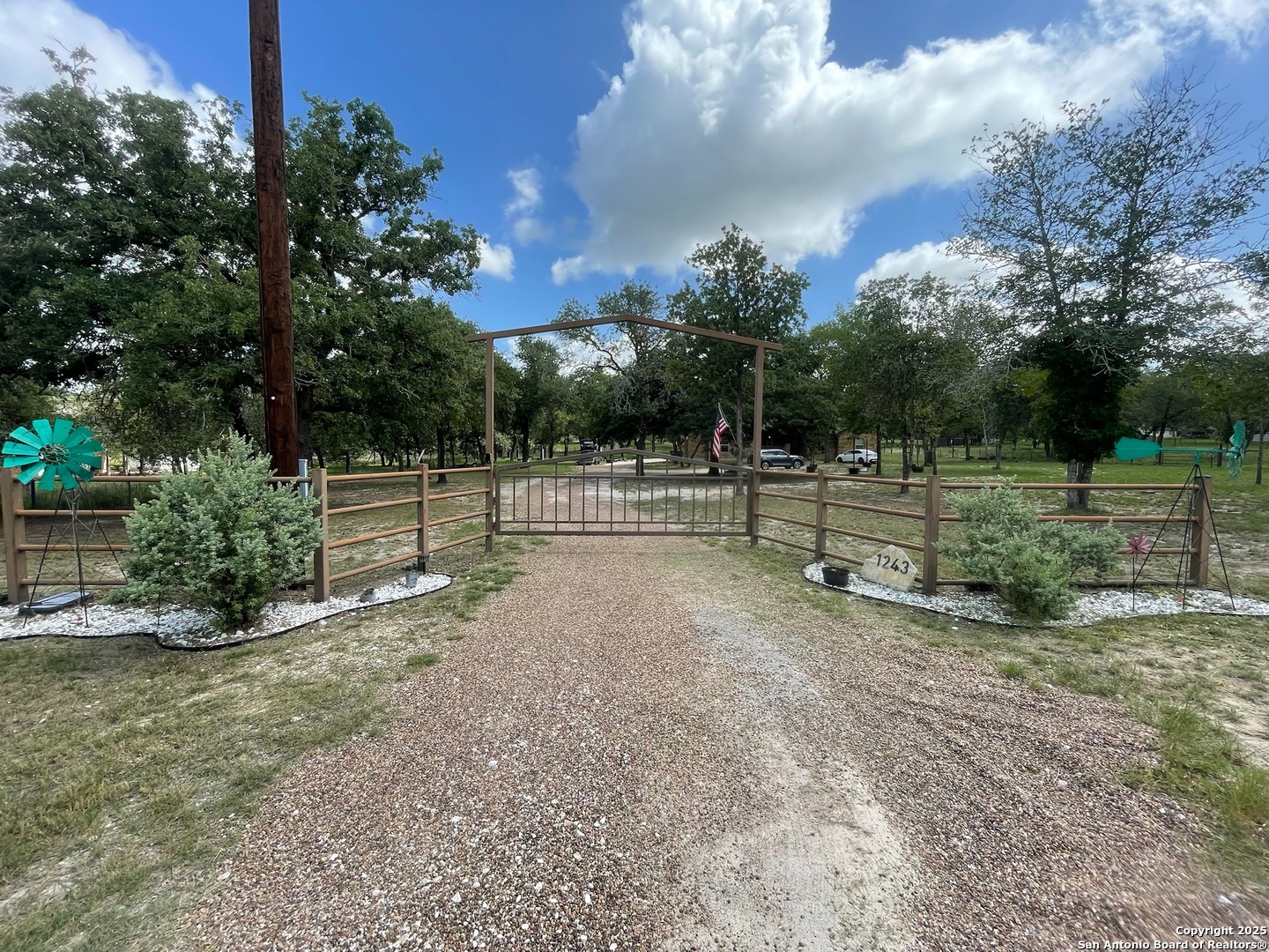 1243 MORNING GLORY LN, Adkins, TX 78101