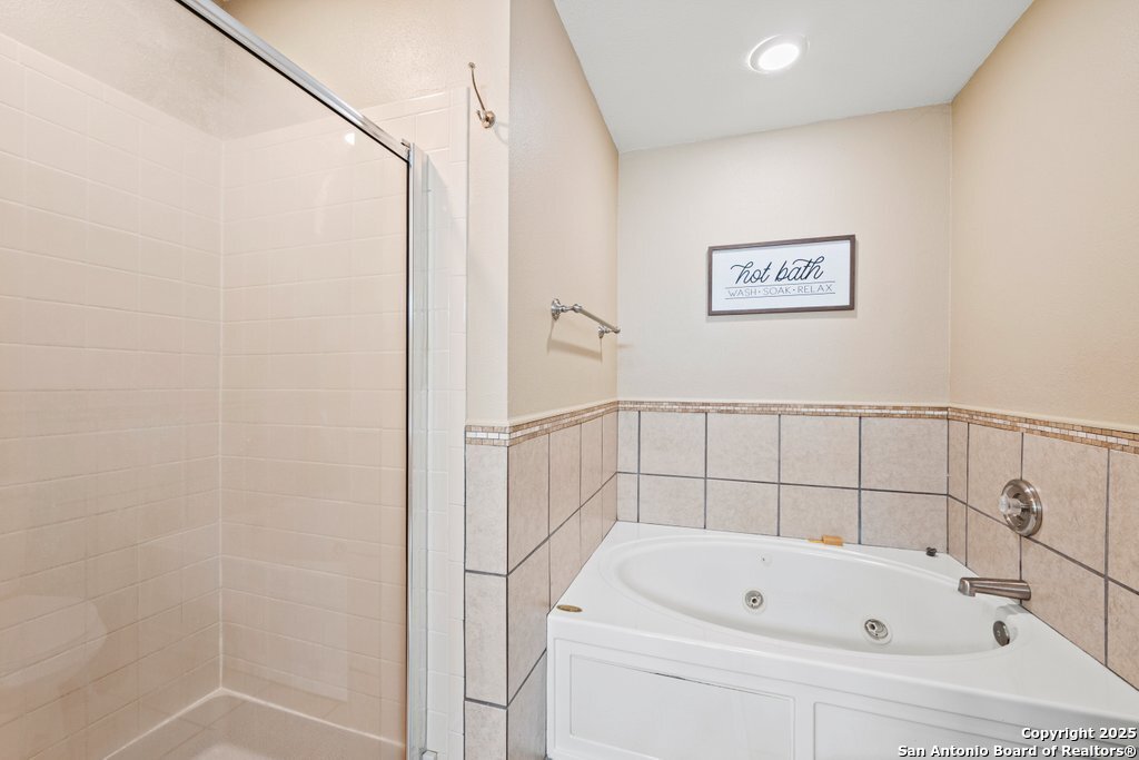 Separate tub and shower. Cleanliness for everyone!