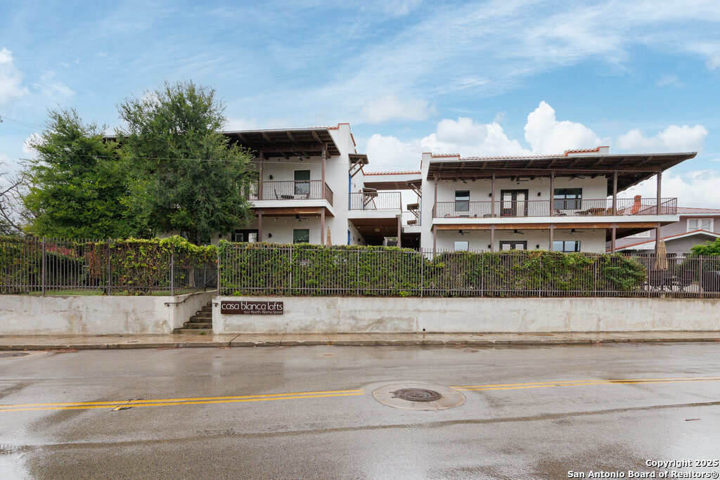 1542 Alamo St Listing Cover Image