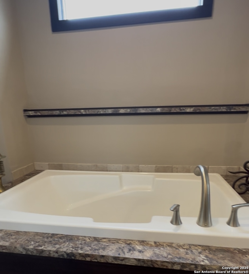 165 MARAVILLAS DR, Pleasanton, TX 78064