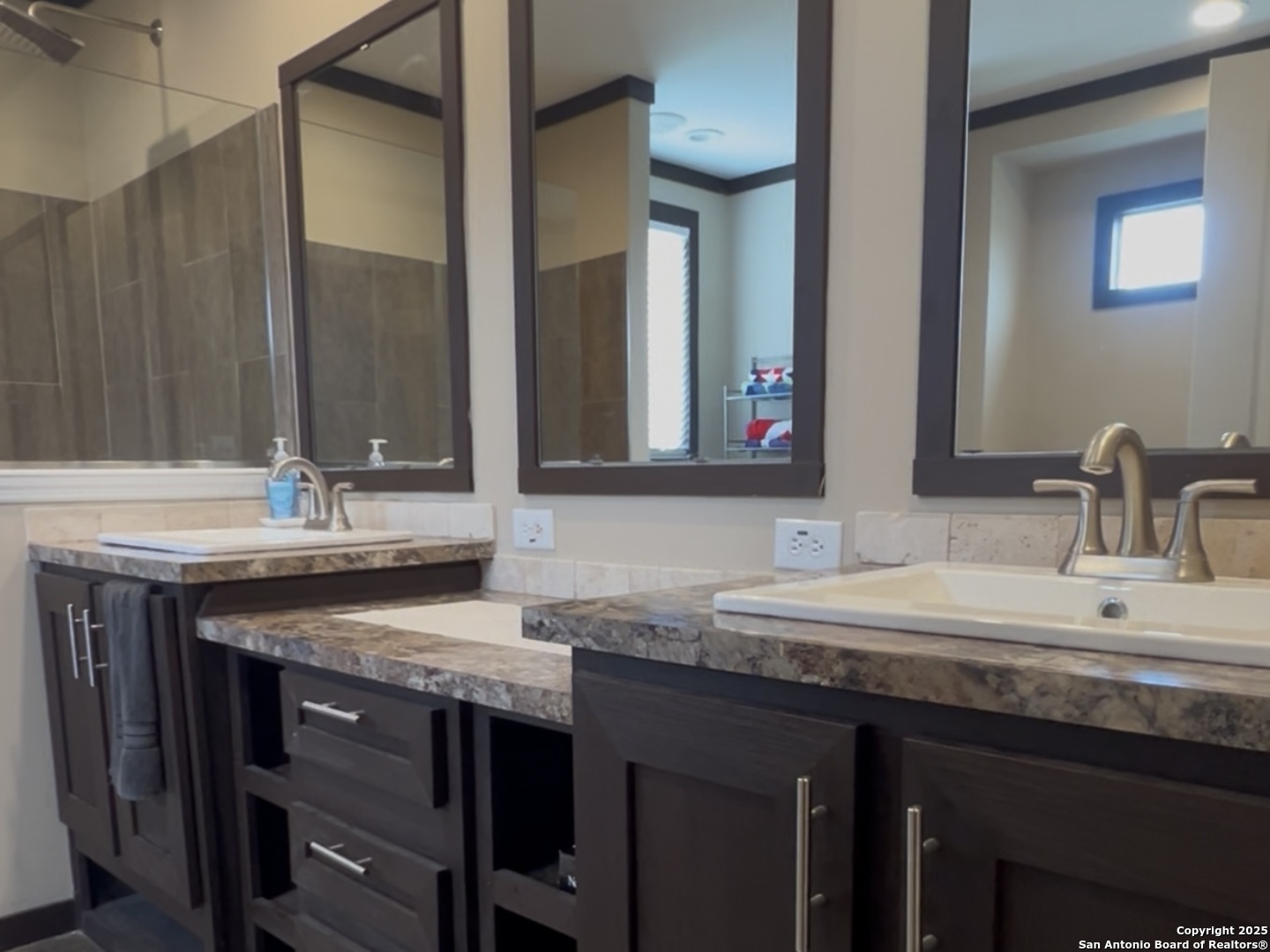 165 MARAVILLAS DR, Pleasanton, TX 78064