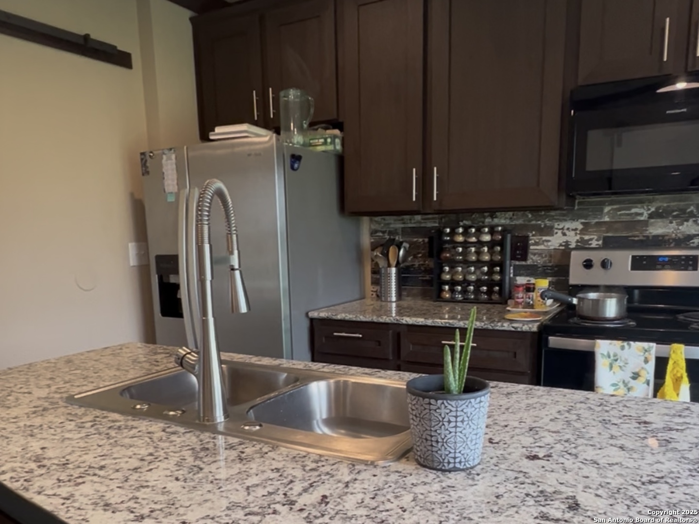 165 MARAVILLAS DR, Pleasanton, TX 78064