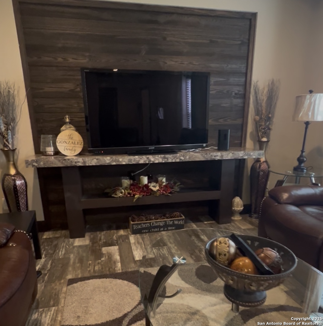 165 MARAVILLAS DR, Pleasanton, TX 78064