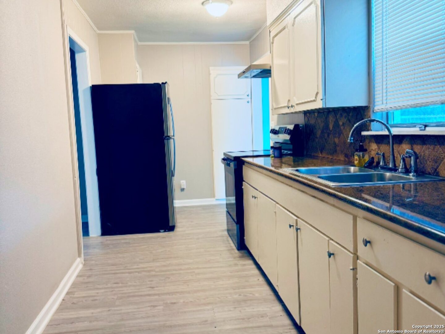 new appliances, granite countertops & backsplash